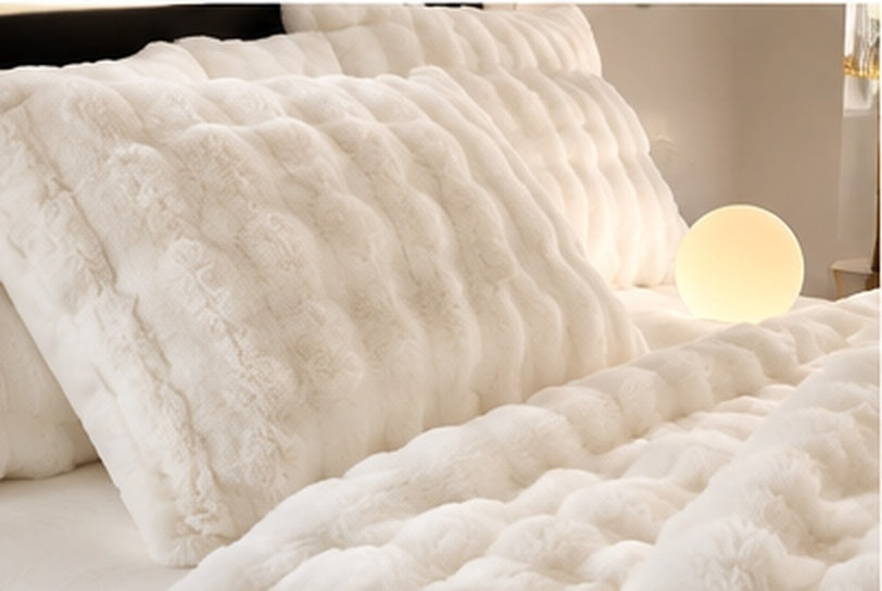 Faux fur pillowcase detail